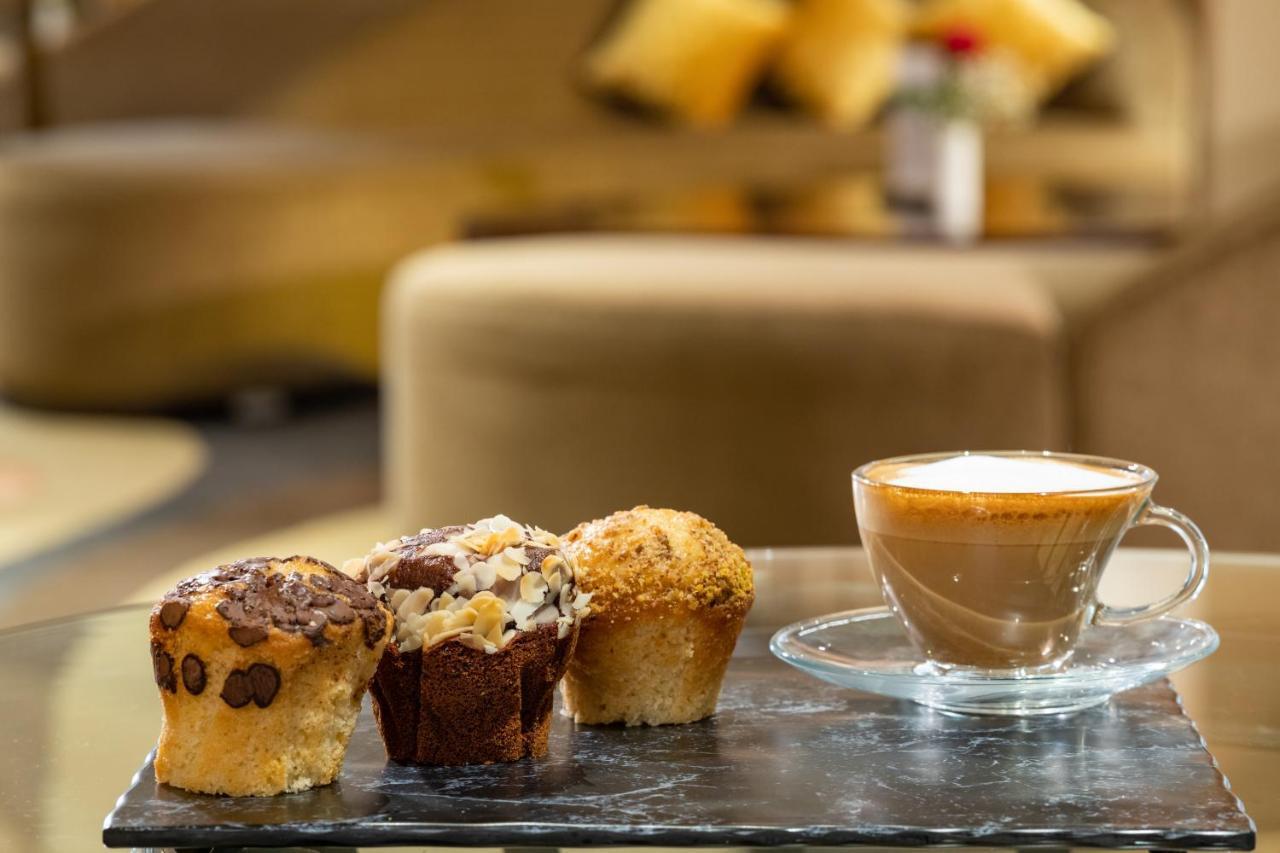 Millennium Makkah Al Naseem Mecca Екстер'єр фото Coffee and three different types of muffins